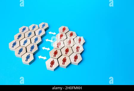 Le persone sono divise in due gruppi. Due campi di pensiero. Divisione della comunità. Violazione dell'integrità. Differenze di opinione. Unione in un'organizzazione. Asso Foto Stock