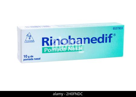 Huelva, Spagna - 10 ottobre 2021: Unguento nasale di Rinobanedif, contiene due antibiotici, bacitracina e neomicina, un corticosteroide, prednisolone, anti- Foto Stock