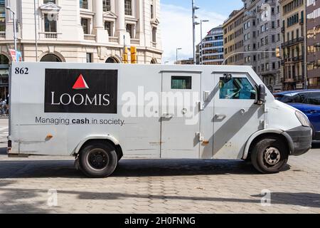 Barcellona, Spagna-19 settembre 2021: Carrello di denaro blindato Loomis a Barcellona. Con una flotta di oltre 4,000 veicoli che operano in una rete nazionale Foto Stock