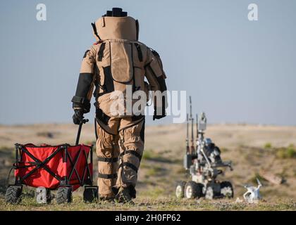 Un 386a Expeditionary Civil Engineer Squadron esplosive ordignance tecnici di smaltimento si allena con 386a Expeditionary Security Forces Squadron Airmen in counter unmanned Airsystem training alla Ali al Salem Air base, Kuwait, 26 febbraio 2021. Durante l'allenamento rafforzarono e perfezionarono tattiche, tecniche e procedure anti-droni. Foto Stock