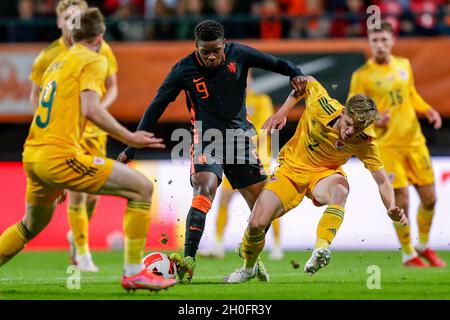 NIJMEGEN, PAESI BASSI - OTTOBRE 12: Daishawn Redan of Netherlands U21, Finley Stevens of Wales U21 durante la partita di qualificazione UEFA European Under-21 Championship tra i Paesi Bassi U21 e il Galles U21 al Goffertstadion il 12 Ottobre 2021 a Nijmegen, Paesi Bassi (Foto di Peter Lous/Orange Pictures) Foto Stock