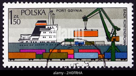 POLONIA - CIRCA 1976: Un francobollo stampato in Polonia mostra Loading Containers, Gdynia, Porto Polacco, circa 1976 Foto Stock