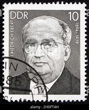GERMANIA - CIRCA 1984: Un francobollo stampato in Germania mostra Friedrich Ebert, Junior, leader della classe operaia, circa 1984 Foto Stock