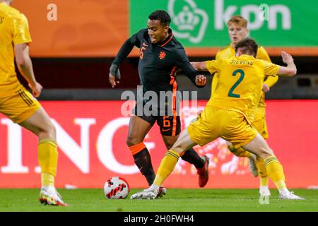 NIJMEGEN, PAESI BASSI - OTTOBRE 12: Quinten Timber of Netherlands U21, Finley Stevens of Wales U21 durante il Campionato europeo UEFA Under-21 Qualifiche tra Paesi Bassi U21 e Galles U21 al Goffertstadion il 12 ottobre 2021 a Nijmegen, Paesi Bassi (Foto di Peter Lous/Orange Pictures) Foto Stock