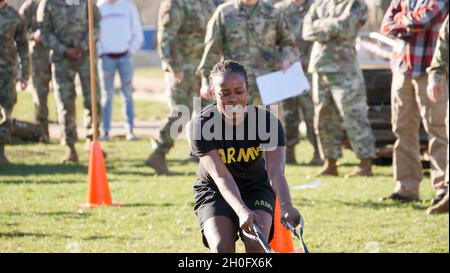 SGT. Justina Nelson, USAG Italia, tira una slitta pesata al Katterbach Fitness Center il 28 febbraio durante l'ACFT alla "migliore competizione guerriero" del 2021. La competizione migliora l'esperienza, la formazione e la comprensione delle competenze necessarie per essere un soldato completo. I vincitori si aggiudicheranno il livello Installation Management Command a San Antonio, Texas. Foto Stock