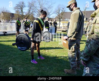 SGT. Justina Nelson, USAG Italia, completa un deadlift durante l'Army Combat Fitness Test dal febbraio 28 al Katterbach Fitness Center come parte del comando di Gestione installazioni-Concorso migliore guerriero europeo che si svolge dal febbraio 28 al 3 marzo. La competizione migliora l'esperienza, la formazione e la comprensione delle competenze necessarie per essere un soldato completo. I vincitori si aggiudicheranno il livello Installation Management Command a San Antonio, Texas. Foto Stock