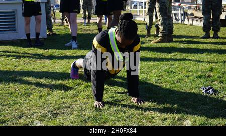 SGT. Justina Nelson, USAG Italia, fa una spinta mano-rilascio durante l'Army Combat Fitness Center dal 28 febbraio al Katterbach Fitness Center come parte del comando di Gestione installazioni-Concorso migliore guerriero europeo in corso dal 28 febbraio al 3 marzo. La competizione migliora l'esperienza, la formazione e la comprensione delle competenze necessarie per essere un soldato completo. I vincitori si aggiudicheranno il livello Installation Management Command a San Antonio, Texas. Foto Stock