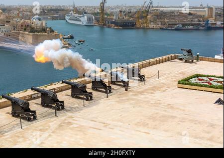 Cerimonia di mezzogiorno del caricamento dei cannoni della batteria di saluta e sparando nei giardini di Grand Harbour Upper Barrakka di la Valletta. SA Foto Stock