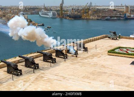 Cerimonia di mezzogiorno del caricamento dei cannoni della batteria di saluta e sparando nei giardini di Grand Harbour Upper Barrakka di la Valletta. SA Foto Stock