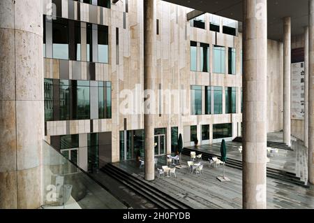 Colonne e architettura del Museo Ludwig a Budapest, Ungheria Foto Stock