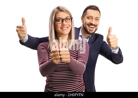 Uomo in piedi dietro una donna bionda e gesturando i pollici su isolato su sfondo bianco Foto Stock
