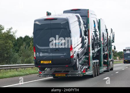 Nuovi furgoni Amazon ford Transit su camion di consegna - UK Foto Stock