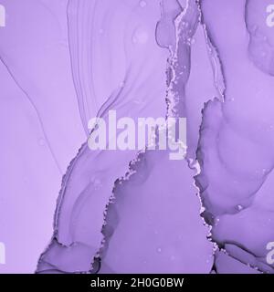 Vernice liquida viola. Miscela inchiostro acrilico grigio di lusso. Foto Stock