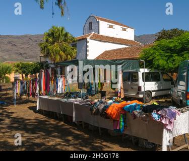 ARGUAL, LOS LLANOS DE ARIDANE, LA PALMA, SPAGNA - 9 OTTOBRE 2011: Una bancarella di mercato con abbigliamento e gioielli esposti per la vendita al fleemarket di Ar Foto Stock