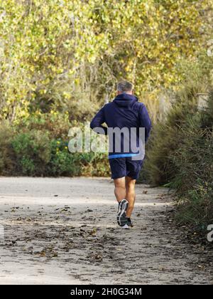 Irvine, California - 11 ottobre 2021: Senior man jogging lungo il sentiero nel San Joaquin Wilderness Sanctuary Foto Stock