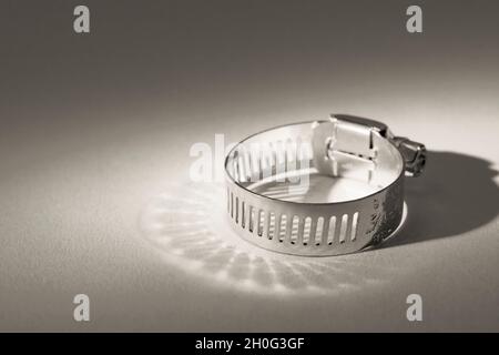 Primo piano astratto delle clip per tubo con attacco a vite senza fine Jubilee clip (queste non sono il vero marchio Jubilee). Per elementi di fissaggio fai da te, usi di metallo. Foto Stock
