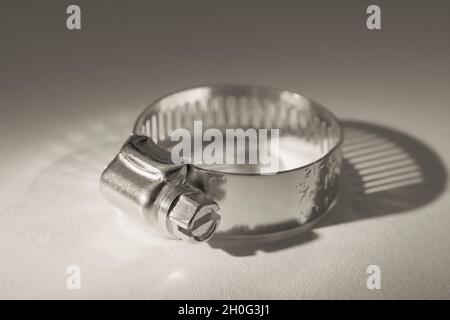 Primo piano astratto delle clip per tubo con attacco a vite senza fine Jubilee clip (queste non sono il vero marchio Jubilee). Per elementi di fissaggio fai da te, usi di metallo. Foto Stock