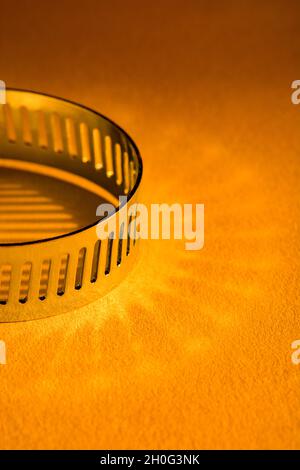 Primo piano astratto delle clip per tubo con attacco a vite senza fine Jubilee clip (queste non sono il vero marchio Jubilee). Per elementi di fissaggio fai da te, usi di metallo. Foto Stock