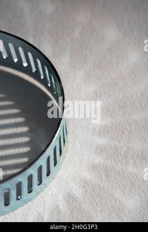 Primo piano astratto delle clip per tubo con attacco a vite senza fine Jubilee clip (queste non sono il vero marchio Jubilee). Per elementi di fissaggio fai da te, usi di metallo. Foto Stock