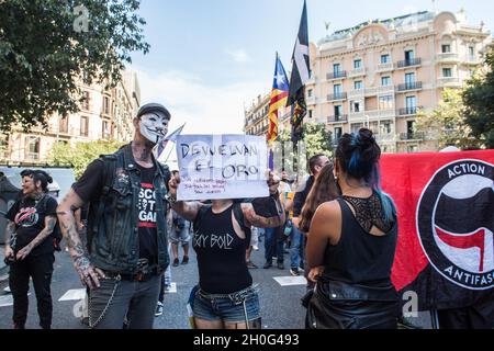 Barcellona, Spagna. 12 ottobre 2021. Un manifestante tiene un cartello durante la manifestazione.le persone di gruppi anti-fascisti hanno chiamato una manifestazione contro gli eventi del 12 ottobre, giorno ispanico a Barcellona. I manifestanti sono andati nella direzione di alcuni di questi atti, ma la polizia li ha impediti in tutte le occasioni. (Foto di Thiago Prudencio/SOPA Images/Sipa USA) Credit: Sipa USA/Alamy Live News Foto Stock