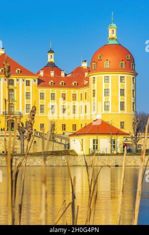 Moritzburg vicino a Dresda, Sassonia, Germania: Vista parziale della facciata principale del Palazzo di Moritzburg, situato sul lato sud. Foto Stock