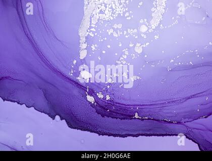 Onde di vernice liquida viola. Alcool grigio di lusso Foto Stock
