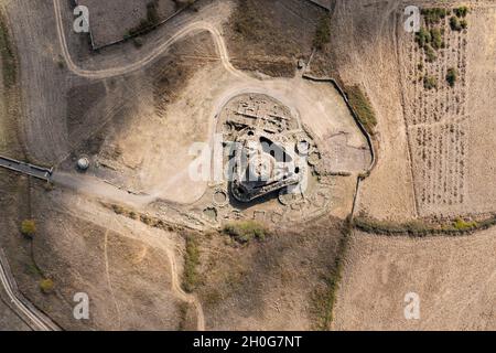 Vista dall'alto, splendida vista aerea dell'antico nuraghe Santu Antine. Santu Antine Nuraghe è uno dei più grandi nuraghi della Sardegna. Foto Stock