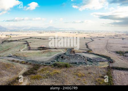 Vista dall'alto, splendida vista aerea dell'antico nuraghe Santu Antine. Santu Antine Nuraghe è uno dei più grandi nuraghi della Sardegna. Foto Stock