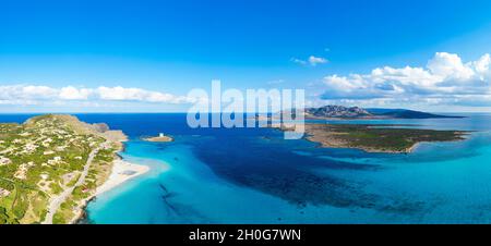 Vista dall'alto, scatto aereo, splendida vista panoramica della spiaggia di la Pelosa e l'isola dell'Asinara bagnata da un'acqua turchese e cristallina. Foto Stock