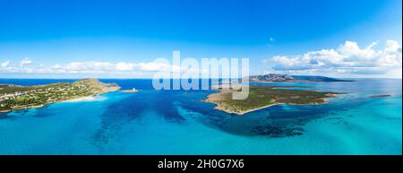 Vista dall'alto, scatto aereo, splendida vista panoramica della spiaggia di la Pelosa e l'isola dell'Asinara bagnata da un'acqua turchese e cristallina. Foto Stock