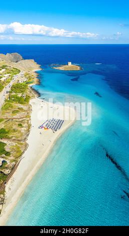 Vista dall'alto, scatto aereo, splendida vista panoramica della spiaggia la Pelosa bagnata da un'acqua turchese e cristallina. Foto Stock