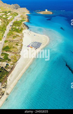 Vista dall'alto, scatto aereo, splendida vista panoramica della spiaggia la Pelosa bagnata da un'acqua turchese e cristallina. Foto Stock