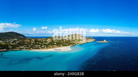 Vista dall'alto, scatto aereo, splendida vista panoramica della spiaggia la Pelosa bagnata da un'acqua turchese e cristallina. Foto Stock