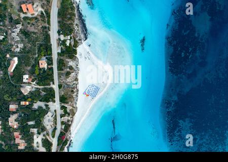 Vista dall'alto, splendida vista aerea della spiaggia di la Pelosa, una spiaggia di sabbia bianca bagnata da un'acqua turchese e cristallina. Foto Stock