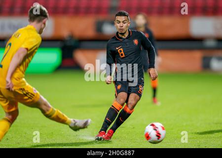 NIJMEGEN, PAESI BASSI - OTTOBRE 12: Finley Stevens of Wales U21, Daniel van Kaam of Netherlands U21 durante il Campionato europeo UEFA Under-21 Qualifiche tra Paesi Bassi U21 e Galles U21 al Goffertstadion il 12 ottobre 2021 a Nijmegen, Paesi Bassi (Foto di Peter Lous/Orange Pictures) Foto Stock