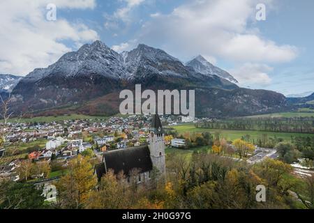 Veduta aerea di Balzers con chiesa e Montagne Ratikon - Balzers, Liechtenstein Foto Stock