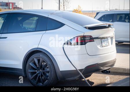 Medicine Hat, Alberta - 8 ottobre 2019: L'auto elettrica Tesla Model X viene addebitata presso una stazione di noleggio dell'hotel. Foto Stock