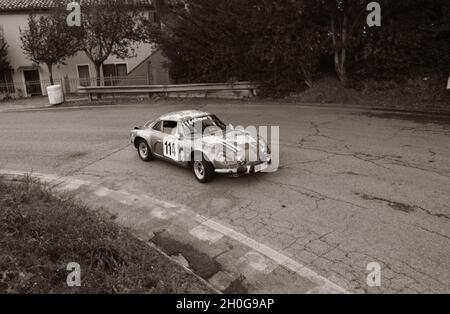 PESARO , ITALIA - OTT 10 - 2021 : VETTURA D'EPOCA F2 MARZO IN GARA A PESARO SAN BARTOLO Foto Stock