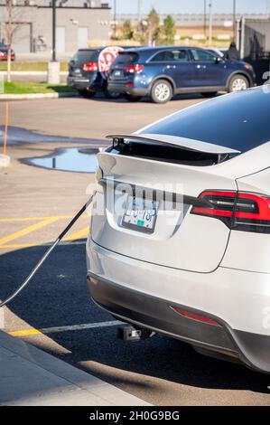 Medicine Hat, Alberta - 8 ottobre 2019: L'auto elettrica Tesla Model X viene addebitata presso una stazione di noleggio dell'hotel. Foto Stock