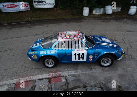 PESARO , ITALIA - OTT 10 - 2021 : VETTURA D'EPOCA F2 MARZO IN GARA A PESARO SAN BARTOLO Foto Stock