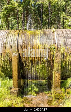 Il progetto Toketee, una linea di flusso a doghe di sequoia sul fiume Umpqua Nord, Oregon USA Foto Stock