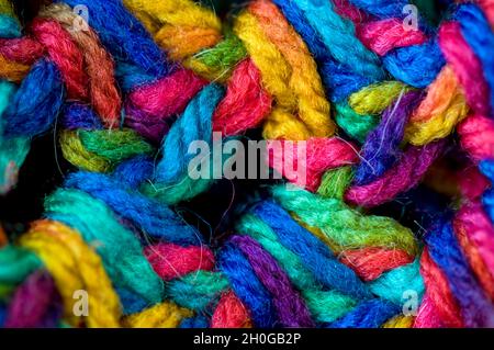 Primo piano di una coperta di colori vivaci e croccati Foto Stock