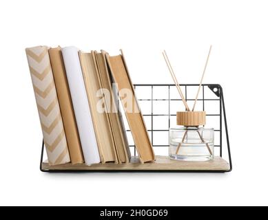 Scaffale appeso con diffusore reed su sfondo bianco Foto Stock