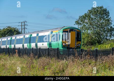 trin di franchising ferroviario meridionale viaggiando attraverso la campagna del sussex su una linea di ramo rurale. treno in campagna, ferrovia meridionale, ferrovia di rete. Foto Stock