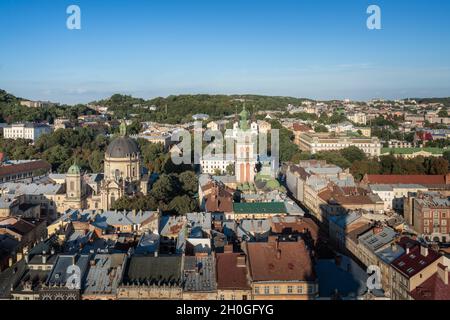 Veduta aerea di Lviv con la Chiesa e il Monastero Domenicani, la Chiesa della Dormizione e la Torre di Korniakt - Lviv, Ucraina Foto Stock