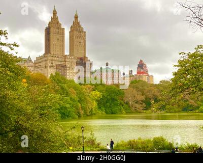 NEW YORK, San Remo è un lussuoso edificio di appartamenti nell'Upper Westside di Manhattan, conosciuto per i suoi famosi locatari Foto Stock