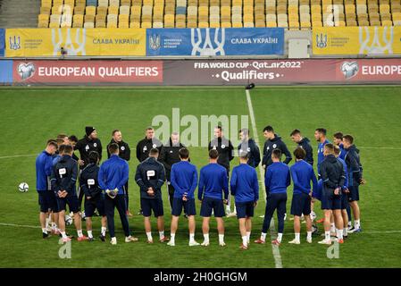 Non esclusiva: I giocatori della squadra di calcio nazionale della Bosnia-Erzegovina sono raffigurati durante l'allenamento aperto in vista della Coppa del mondo FIFA qua del 2022 Foto Stock