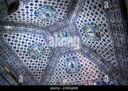 Nazare, Portogallo - 16 feb 2020: Memoria Eremo di Nazaré (Cappella di nostra Signora di Nazare) soffitto di Azulejos - Nazare, Portogallo Foto Stock