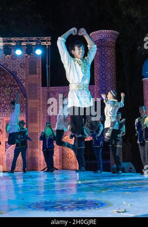 Fate ballerini che eseguono danze tradizionali per delegati di conferenza internazionale in una cena di gala, Tashkent, Uzbekistan Foto Stock