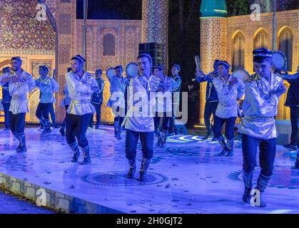 Fate ballerini che eseguono danze tradizionali per delegati di conferenza internazionale in una cena di gala, Tashkent, Uzbekistan Foto Stock